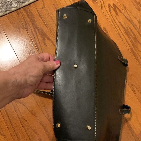 Arcadia large genuine leather bag.  Zipper closure.  Sold as is - Picture 3 of 13